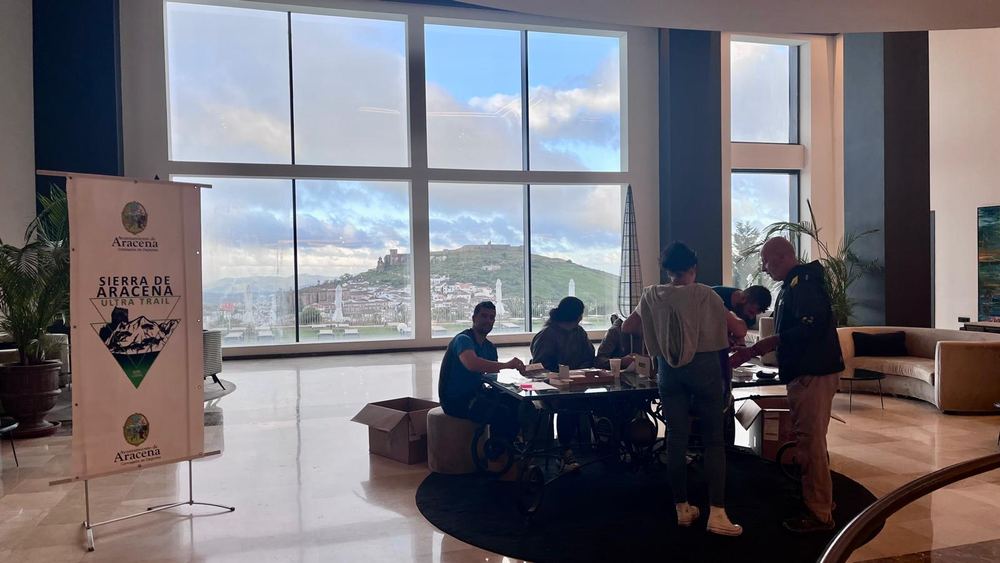 Entrega de dorsales en el Hotel Barceló Aracena, con el castillo al fondo